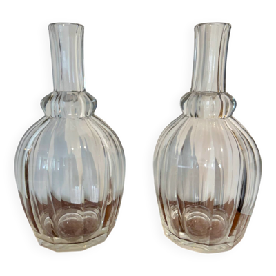 Paire de carafes anciennes en cristal moulé (style Baccarat)