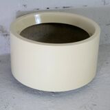Important cylindrical planter in cream lacquered fiberglass, circa 1970
