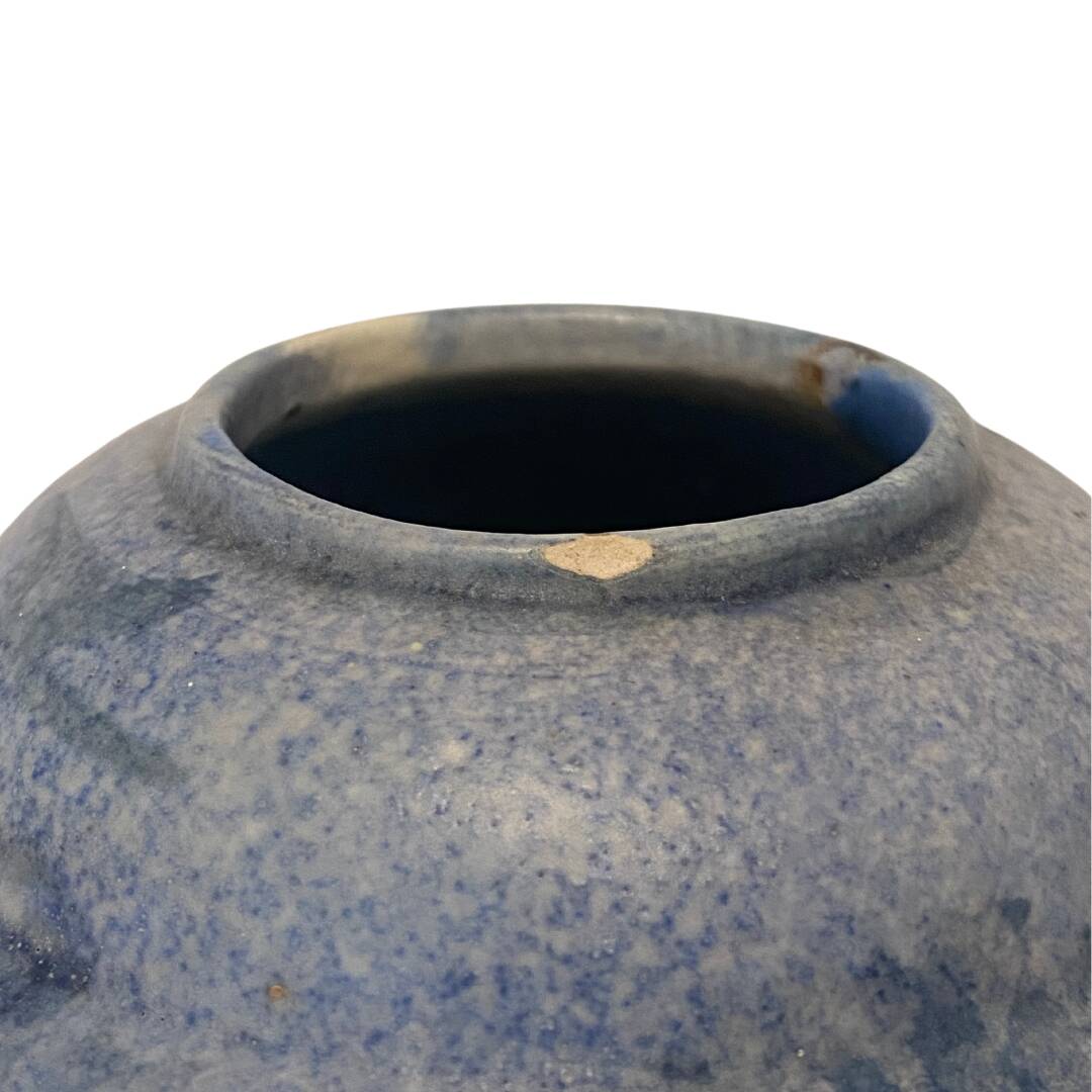 Vase en céramique émaillée bleu à décor de chardon