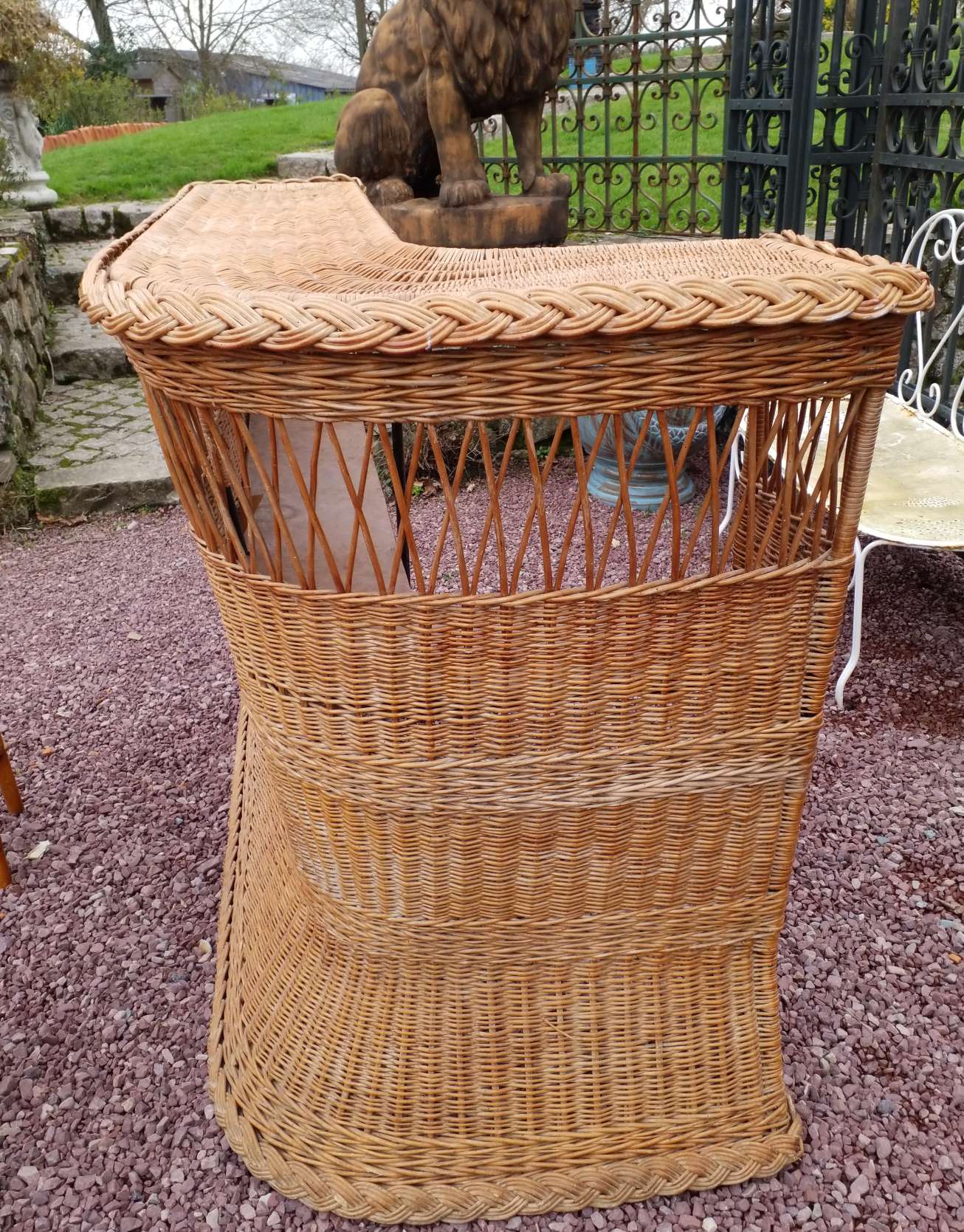 Rattan bar and 2 stools