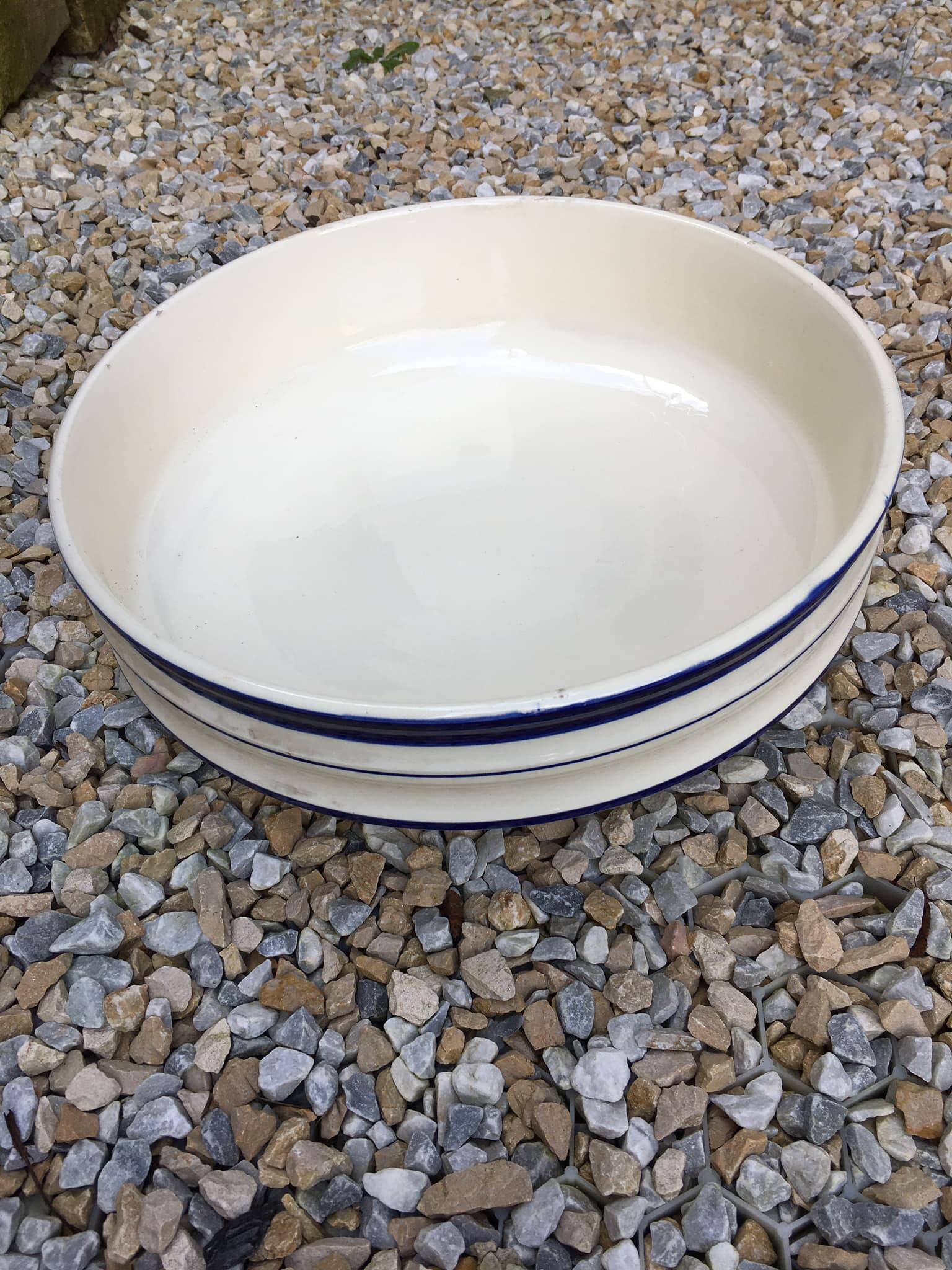 Ancienne bassine émaillée blanche avec bordure bleue - France
