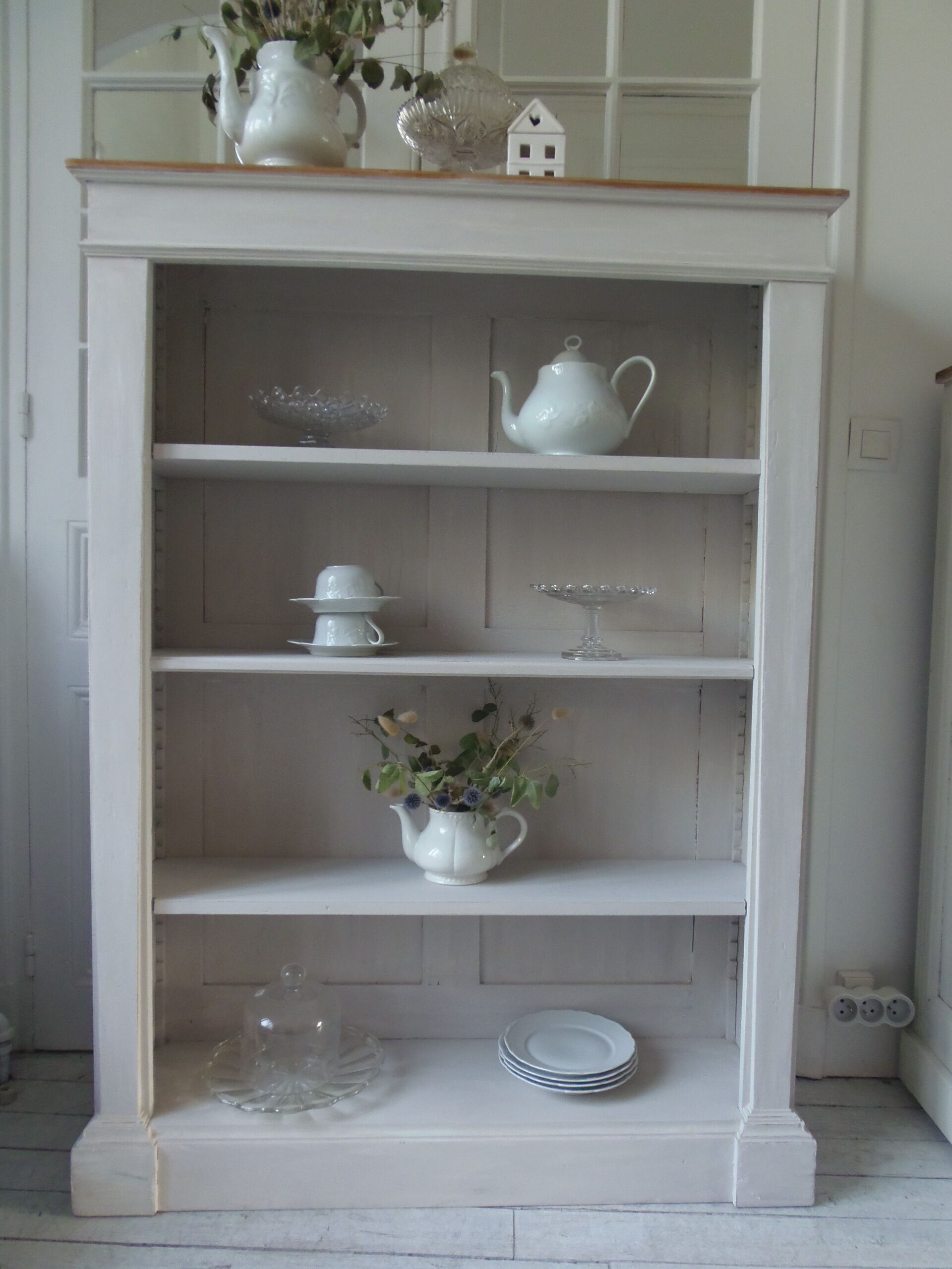 Old patinated pearl gray library, wooden top, composed of 3 adjustable shelves.