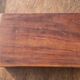 Porte courrier vintage en palissandre et laiton