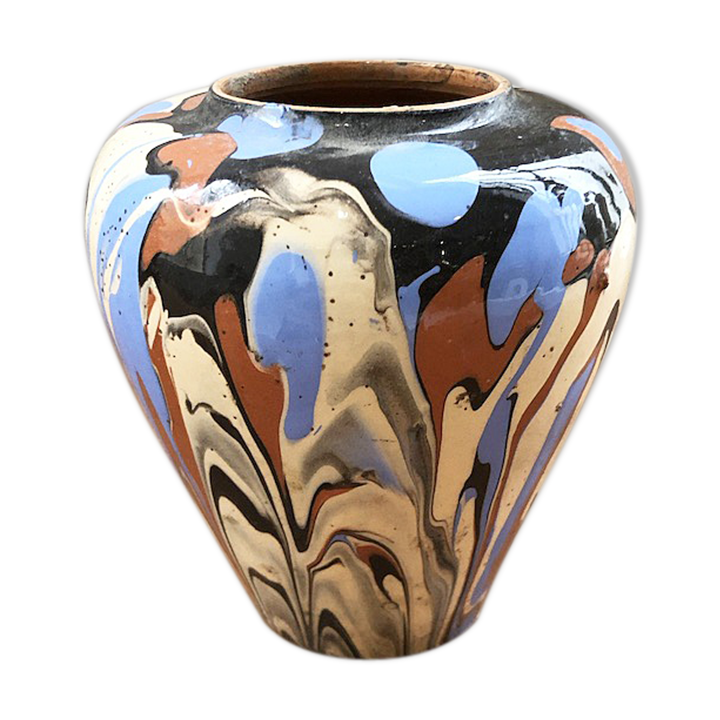 Vase dripping in varnished earth