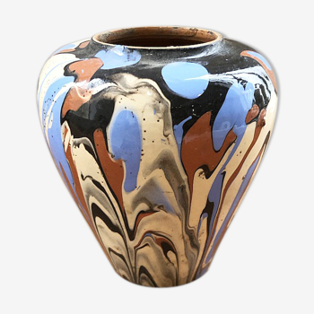 Vase dripping in varnished earth