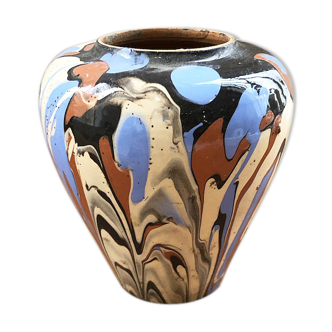 Vase dripping in varnished earth