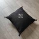 Coussin marocain noir à pompon en coton