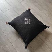 Coussin marocain noir à pompon en coton