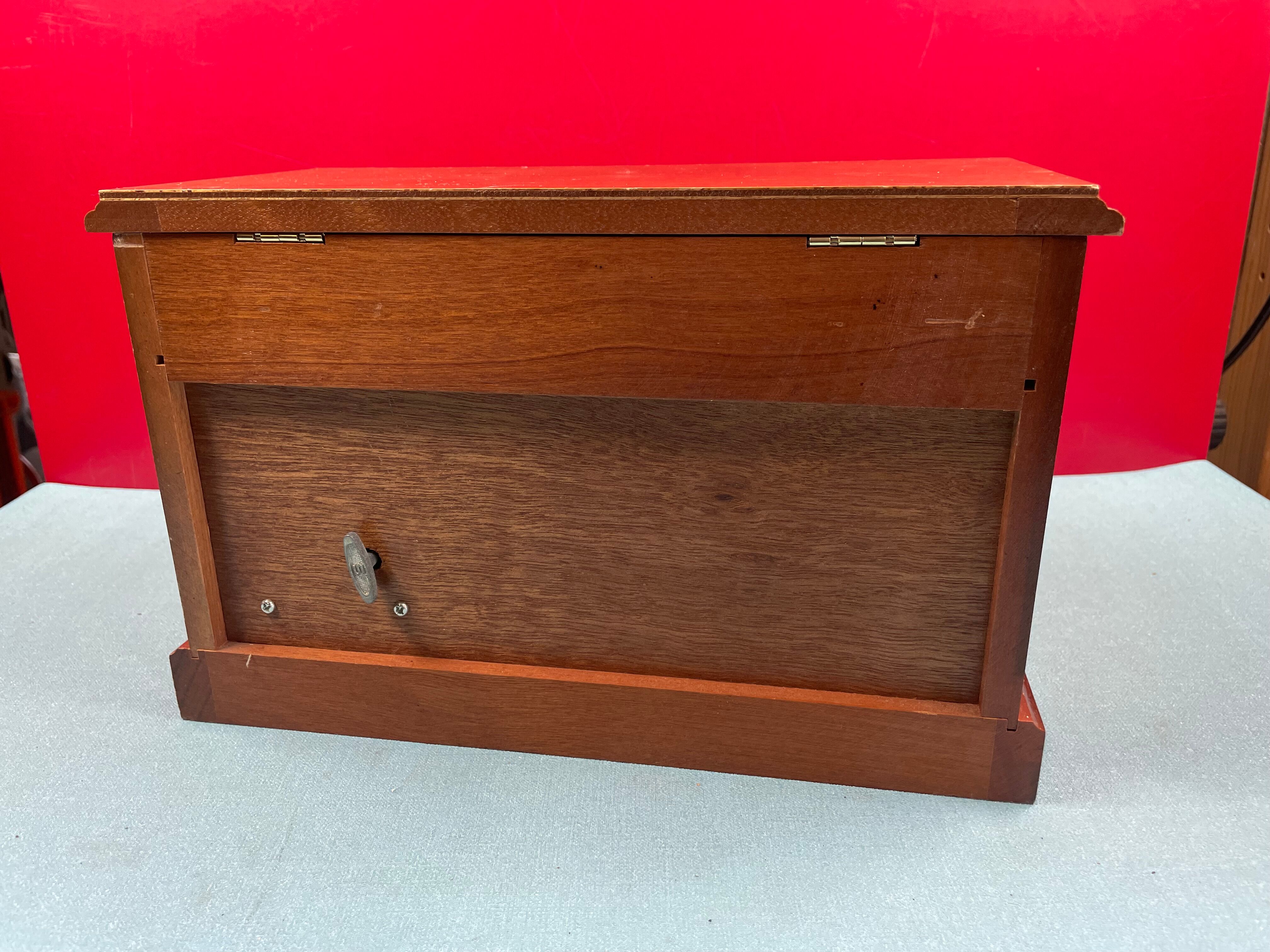 Jewelry box