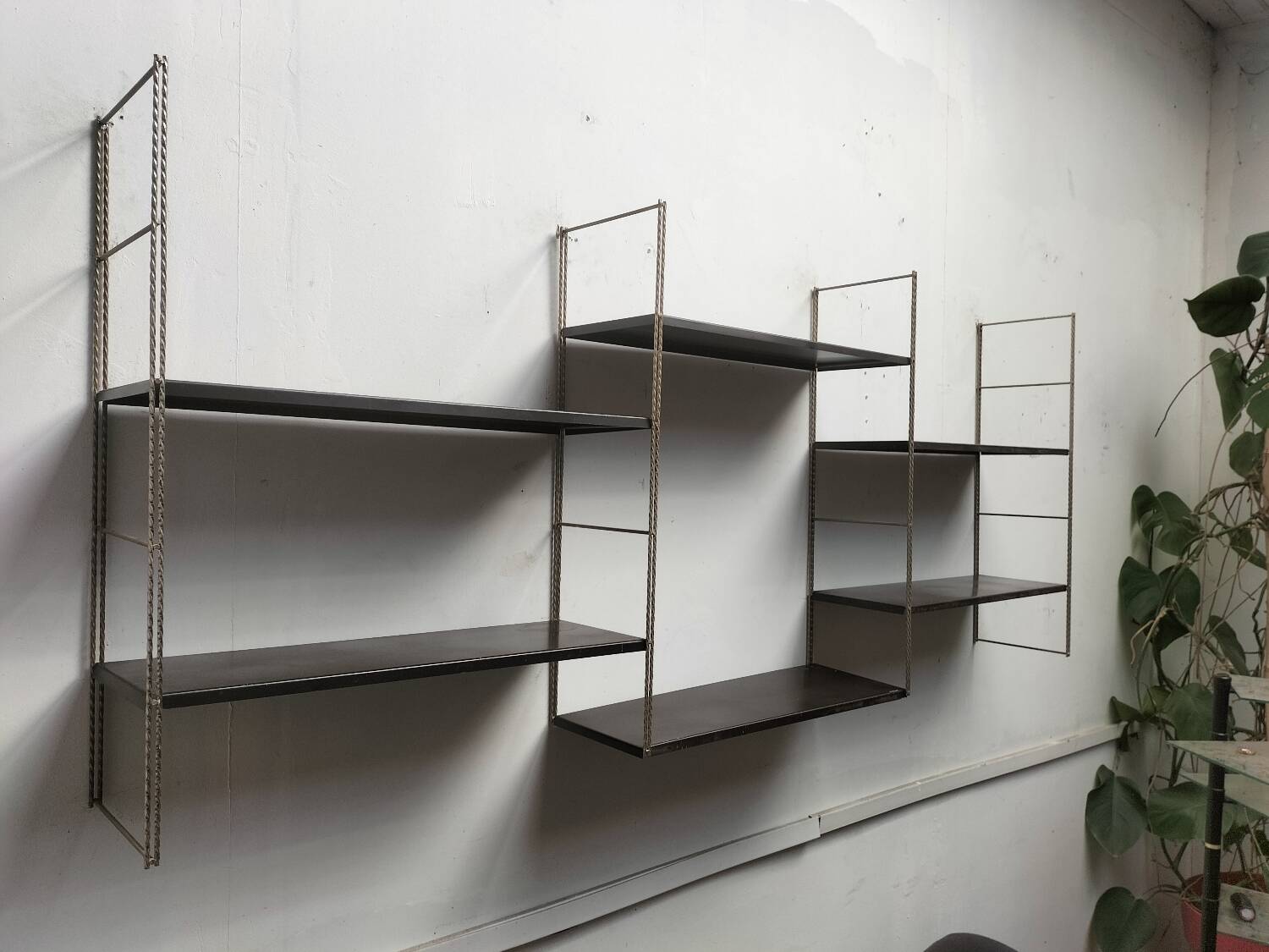 Metal string shelf