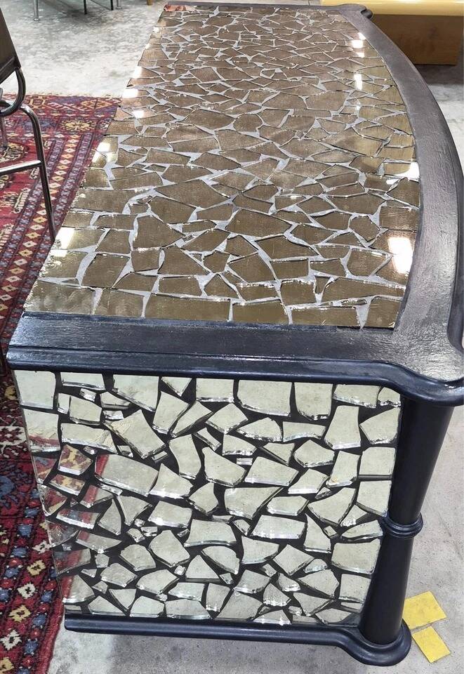 Commode époque Art Déco en bois laqué et mosaique de miroirs