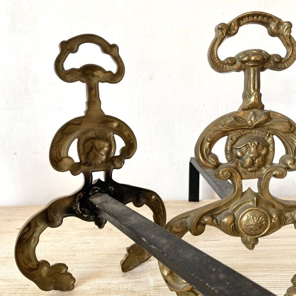 Paire de chenets en laiton , tête de lion