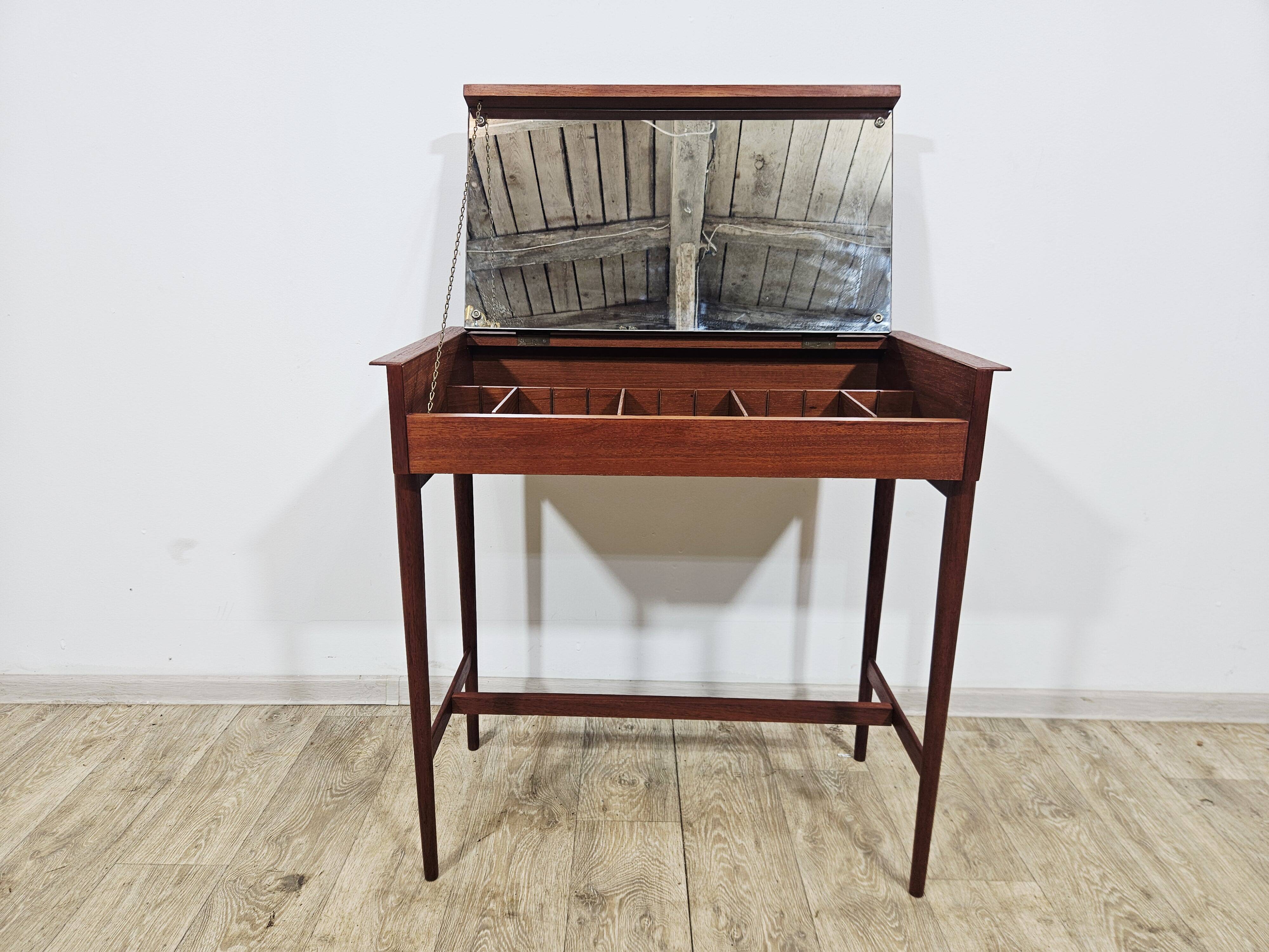 Coiffeuse en teck scandinave – Design danois des années 1960.