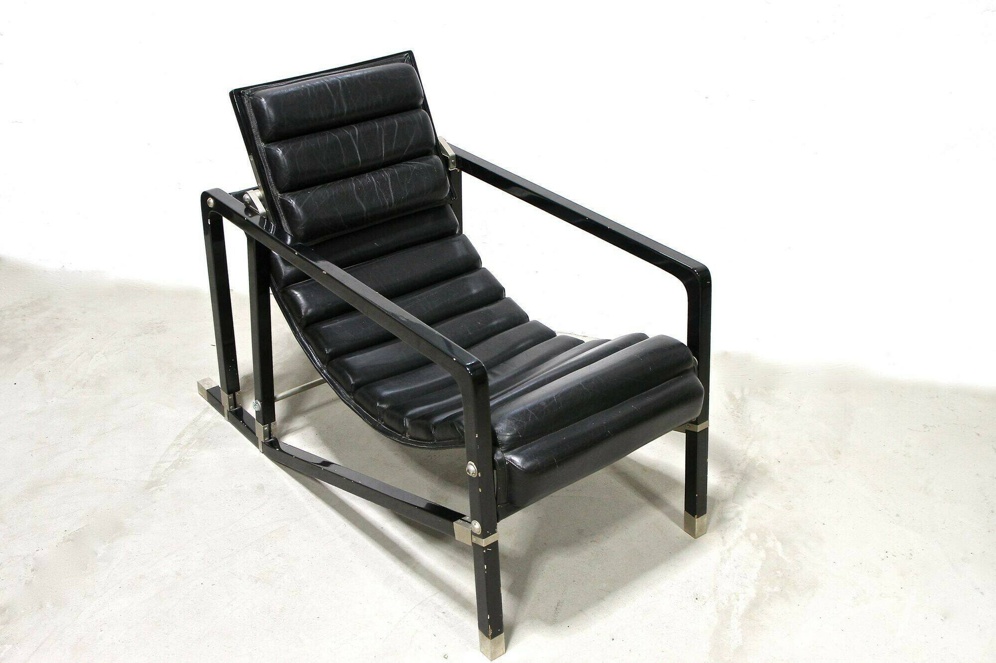Black leather chaise longue, Eileen Gray design, 1927, France, circa 1975.