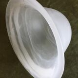 Tulipe en verre opaque blanc avec un effet voilé