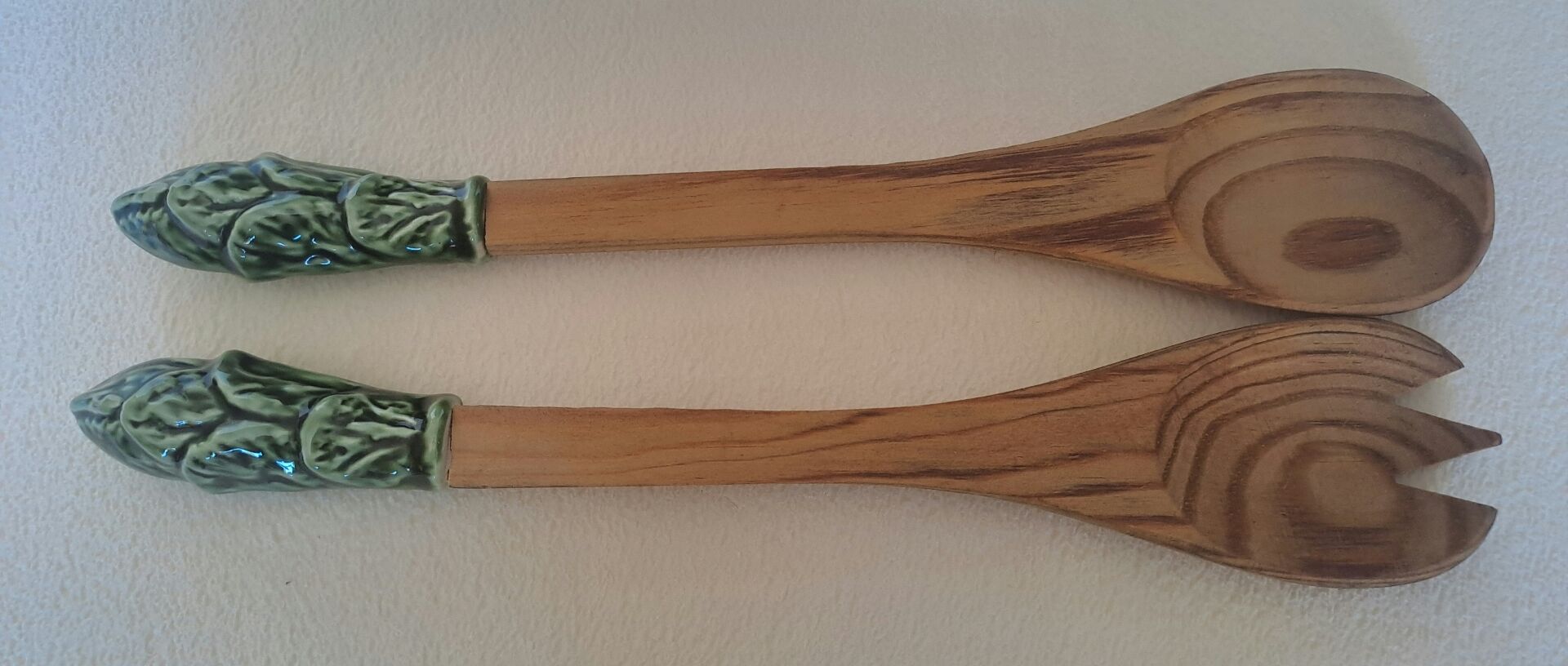 Cabbage bowl and its salad utensils in earthenware