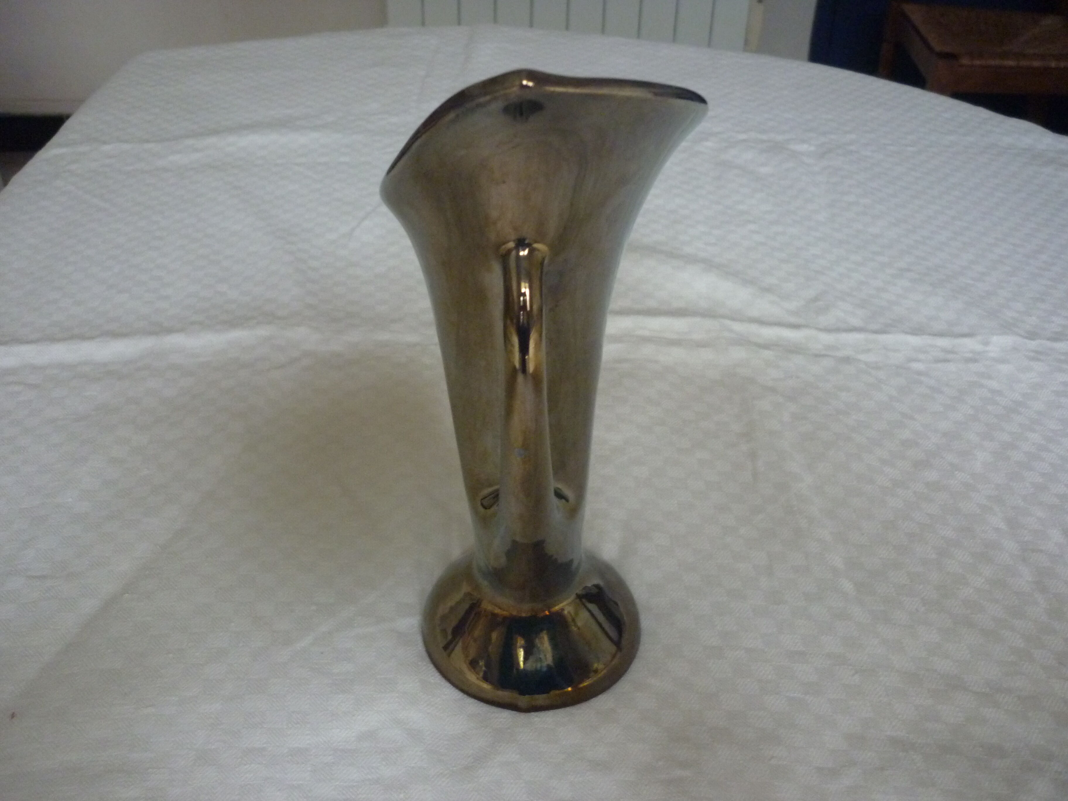 Vase en ceramique irisee marron avec anse