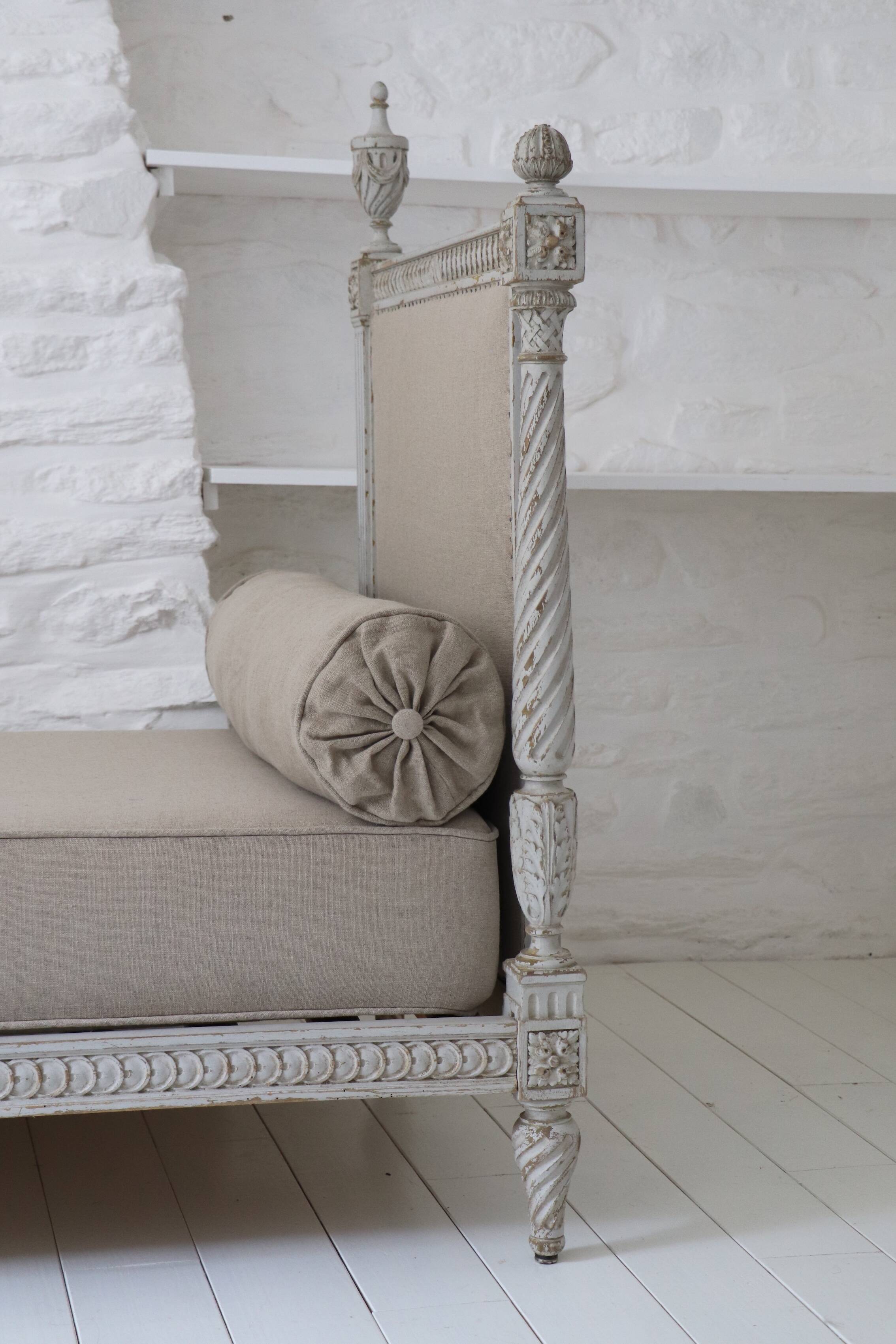 Resting bed - Louis XVI style bench reupholstered in linen
