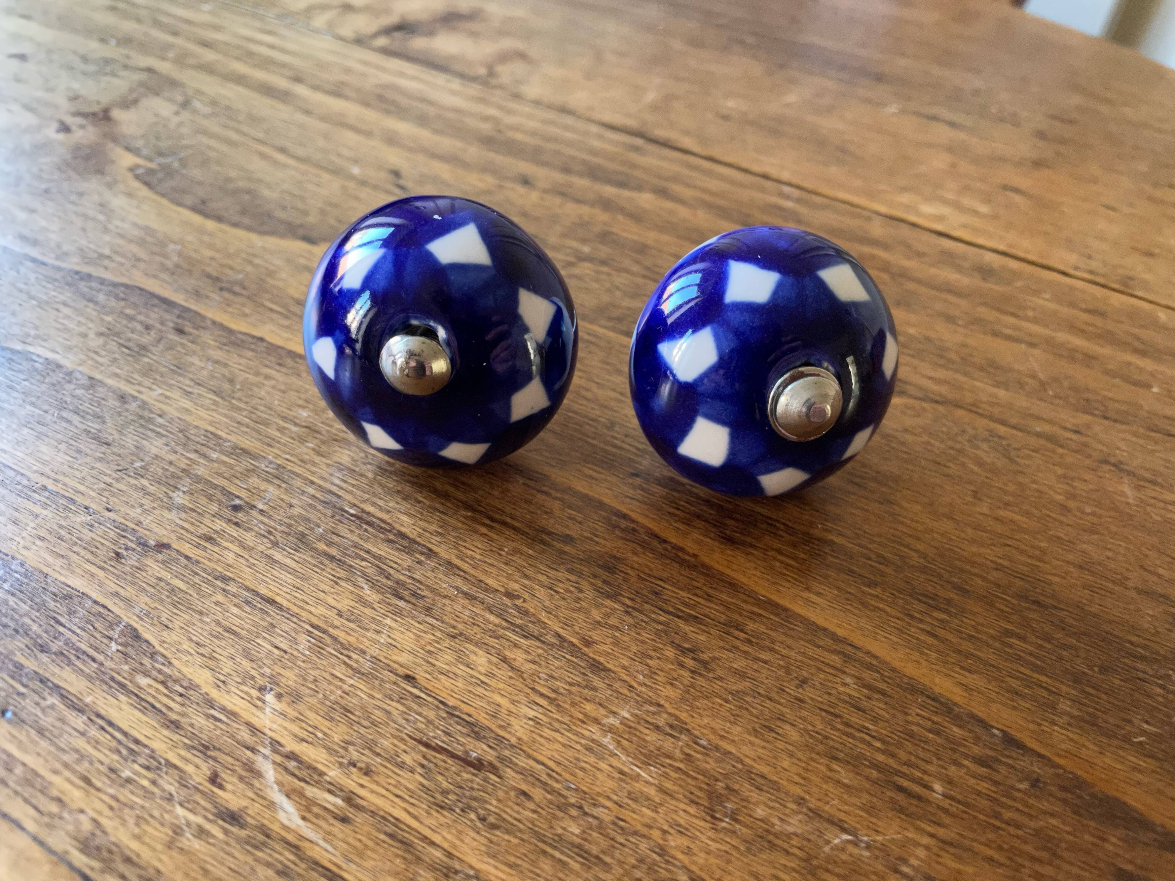2 buttons, ceramic door handles, white blue