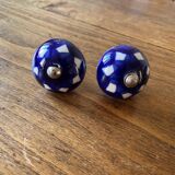 2 buttons, ceramic door handles, white blue