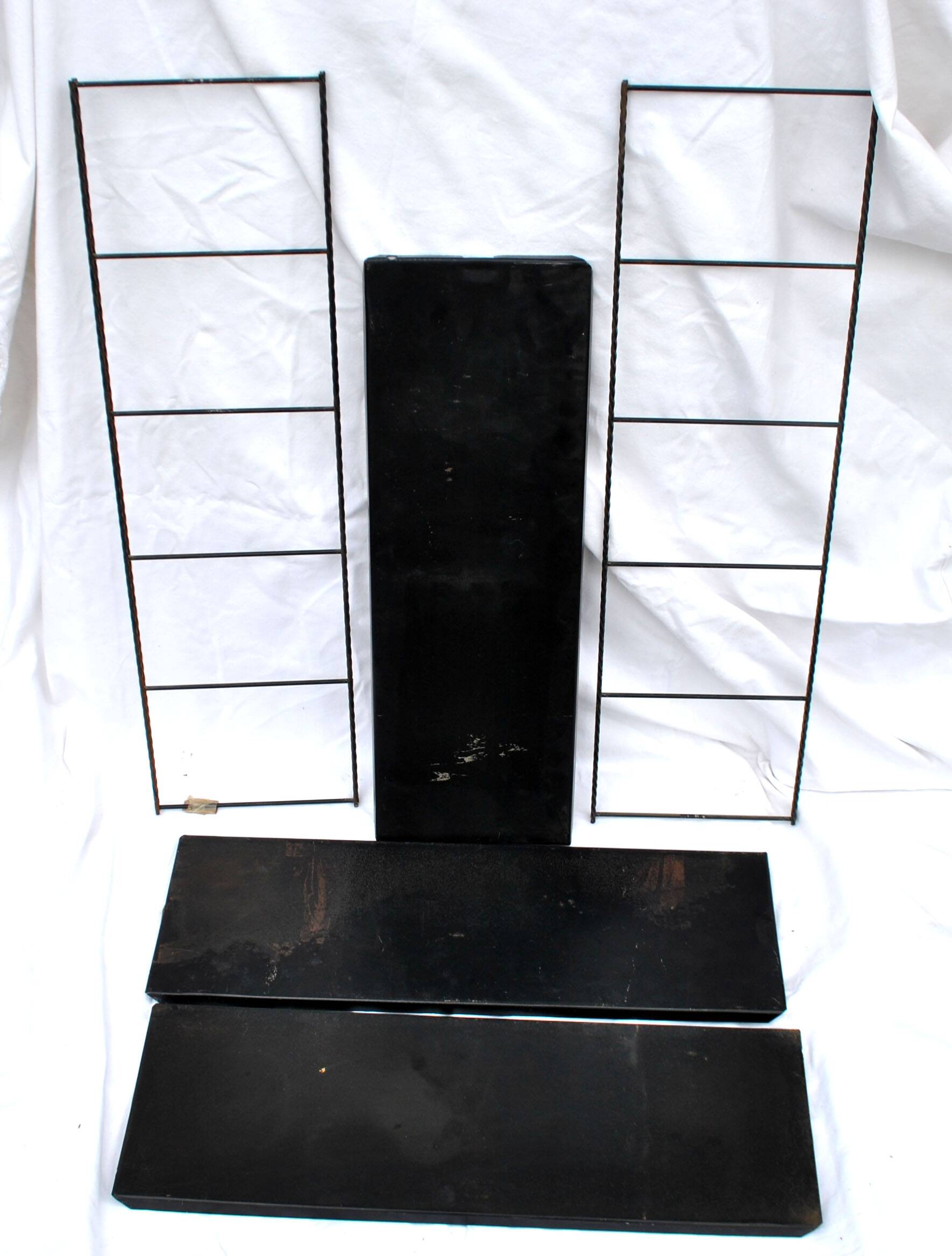 Etagère string moderniste modulable en fer forgé et tôle noir, 1950-1960