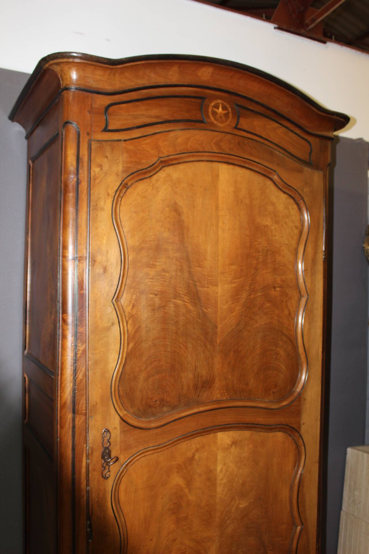 Louis XV bonnetière in walnut from the late 18th century