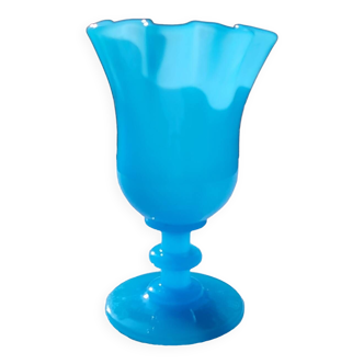 Vase calice en opaline bleue