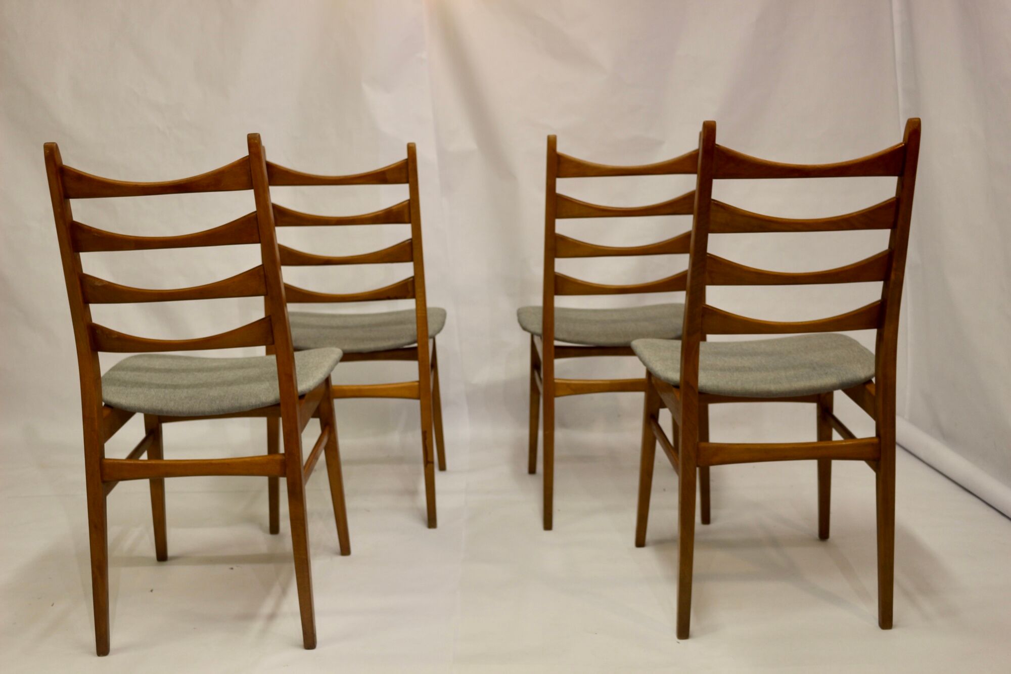 Set of 4 Scandinavian chairs year 50-60 restored anti-stain fabric gray cloud.