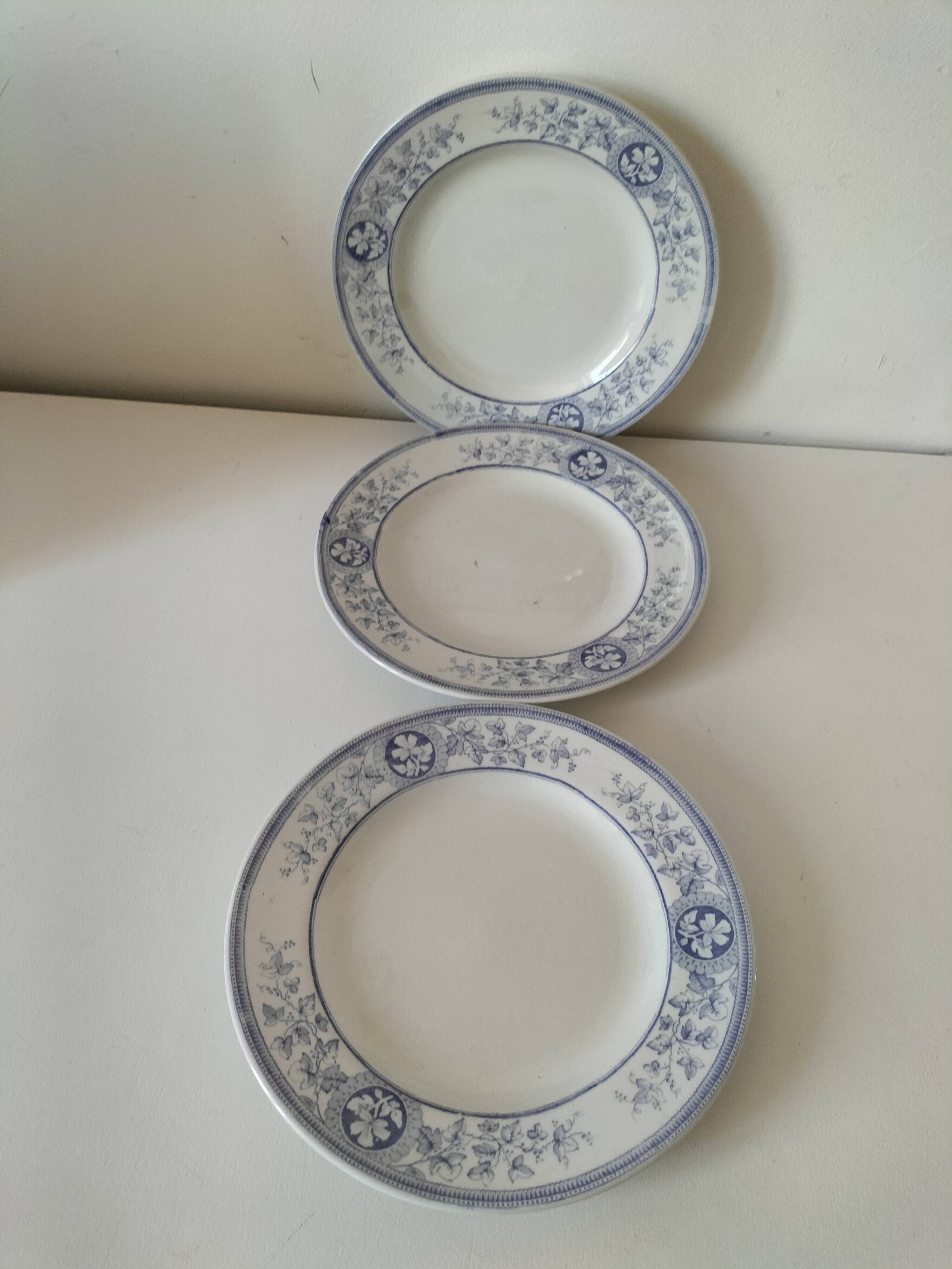 Trio d’assiettes anglaises en faïence fine bleue et blanche, début 20ème