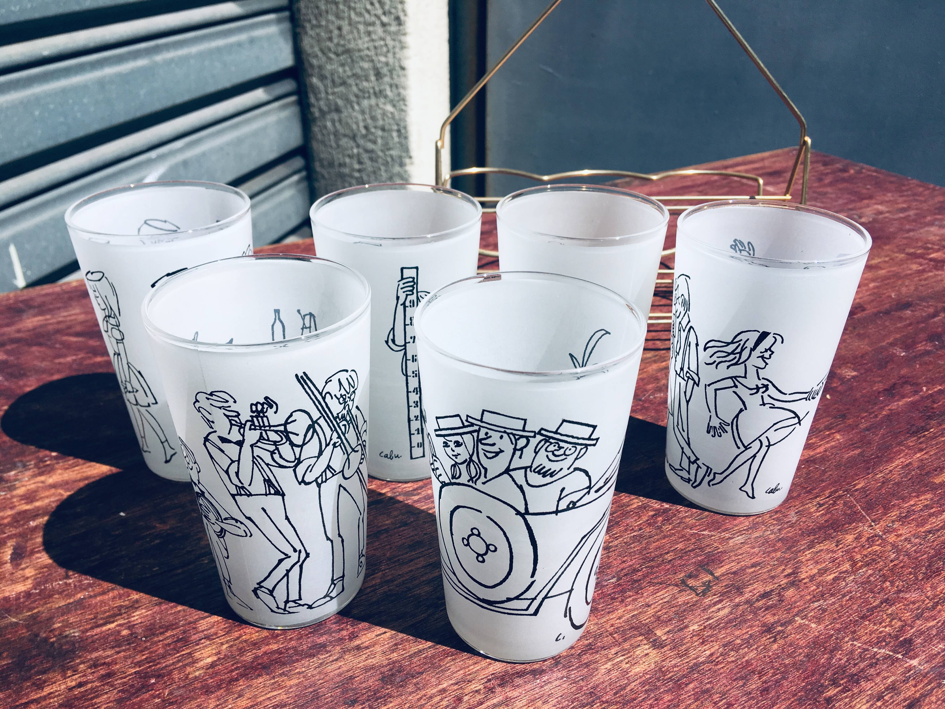 Set of glasses drawn by Cabù