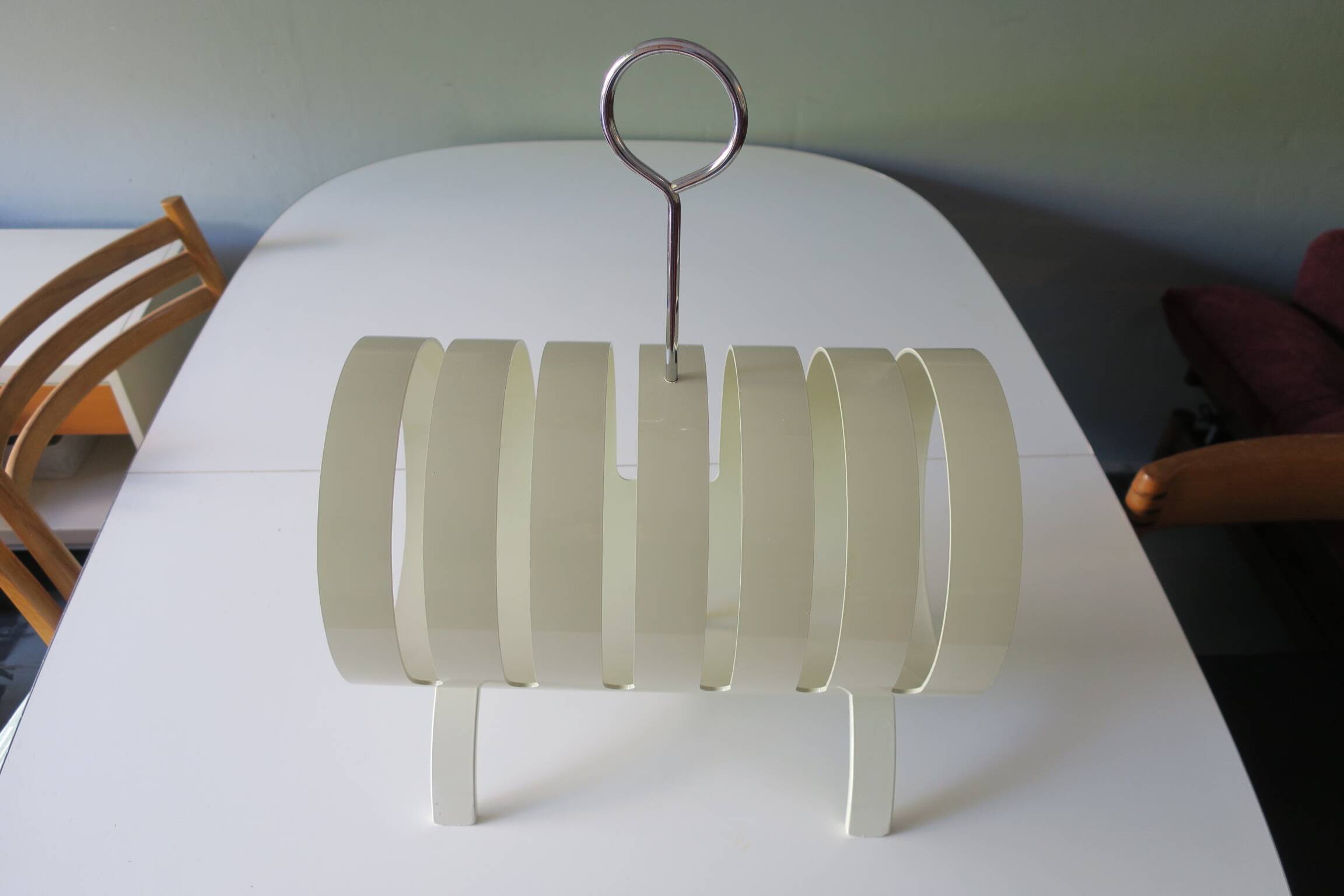 Opal Möbel white lacquered plywood magazine rack, 1960s