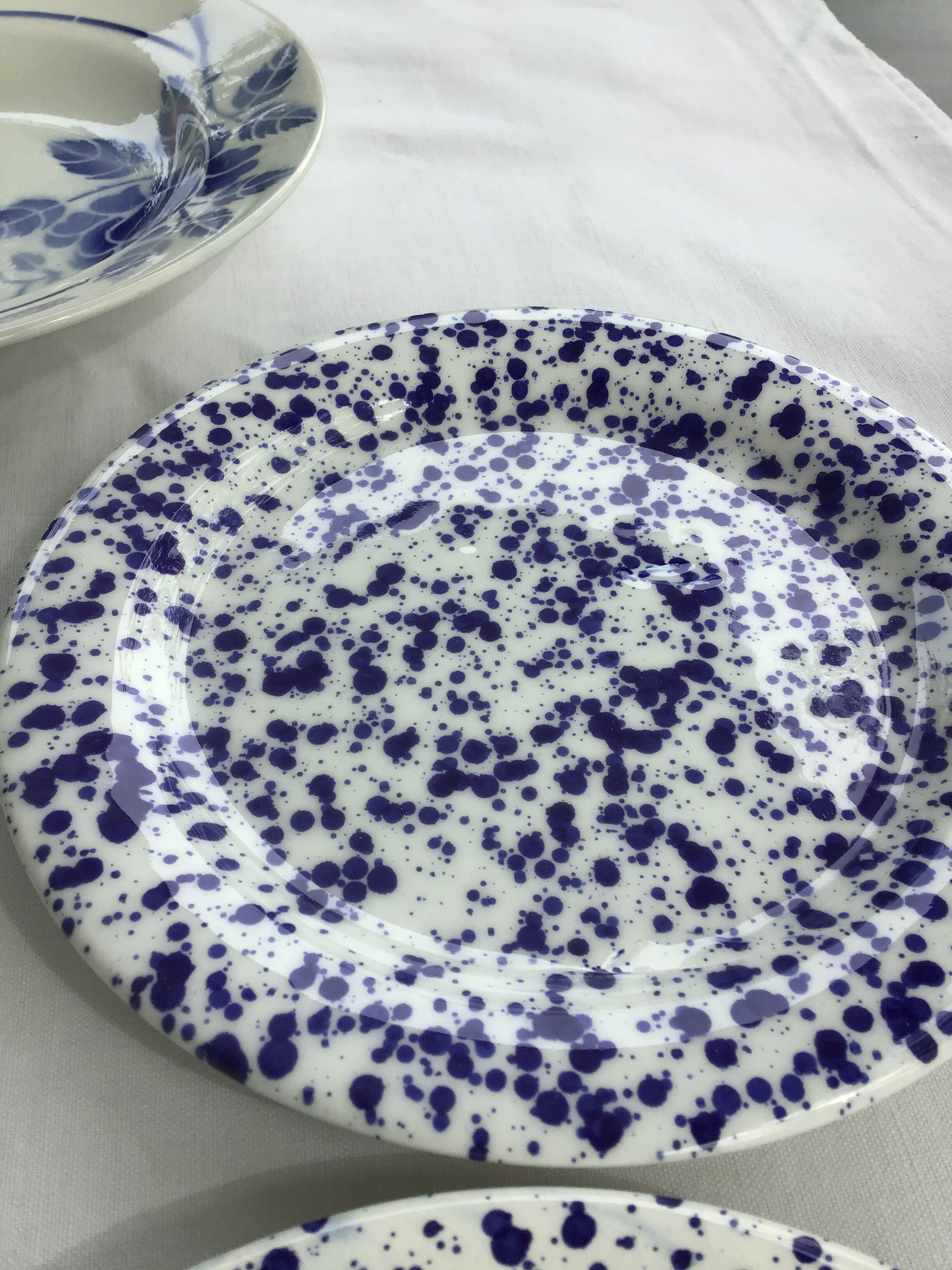 6 blue-spotted dessert plates