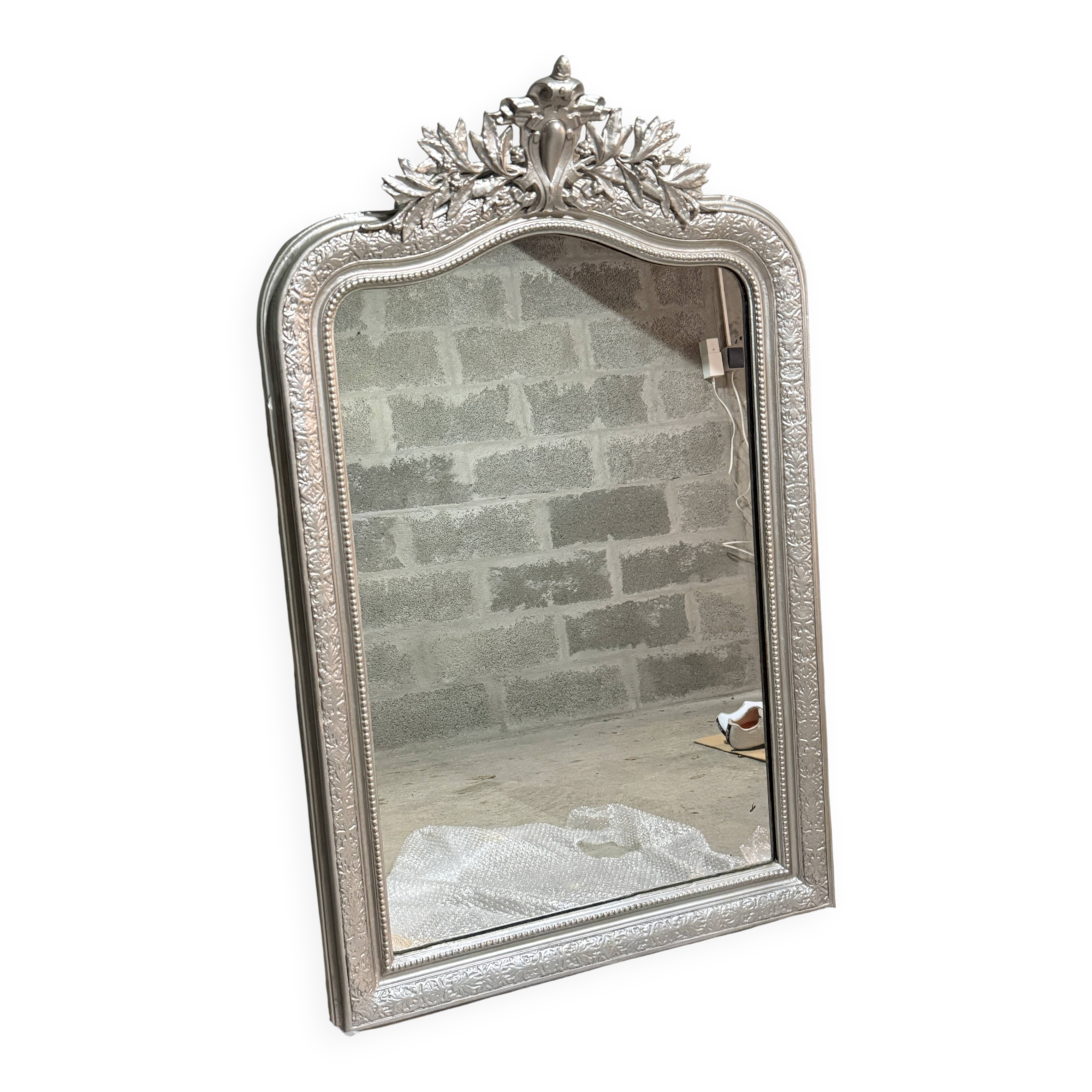 Grand miroir ancien fin XIXème siècle à fronton sculpté de style Louis Phil