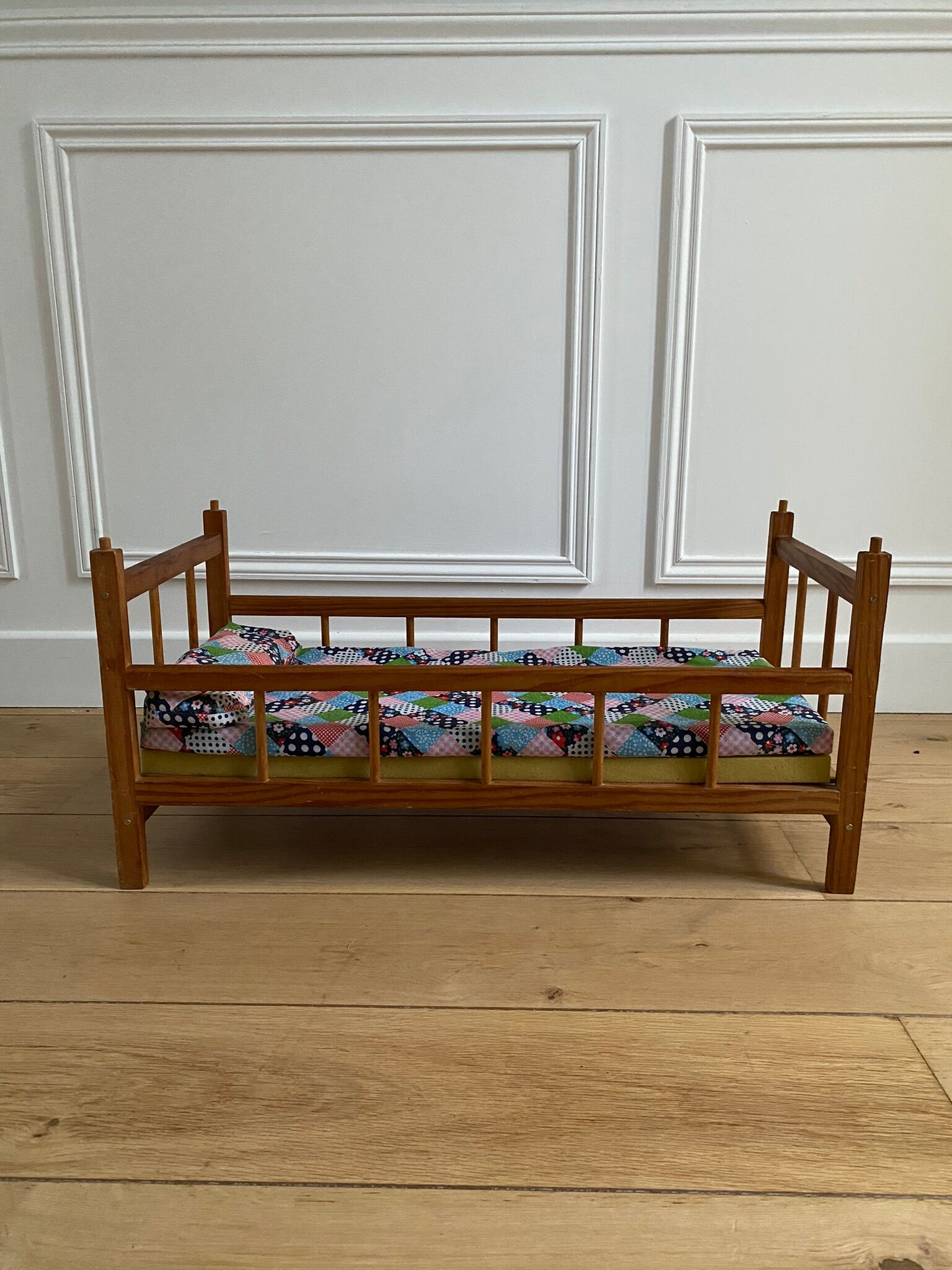 Dejou Vintage Wooden Dollbed 60s