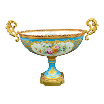 Cup on pedestal in porcelain 1900