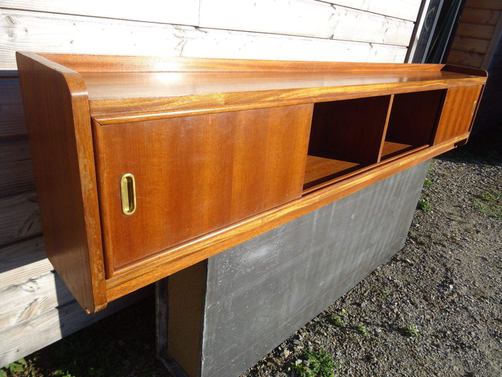 Cozy shelf 50s sliding doors