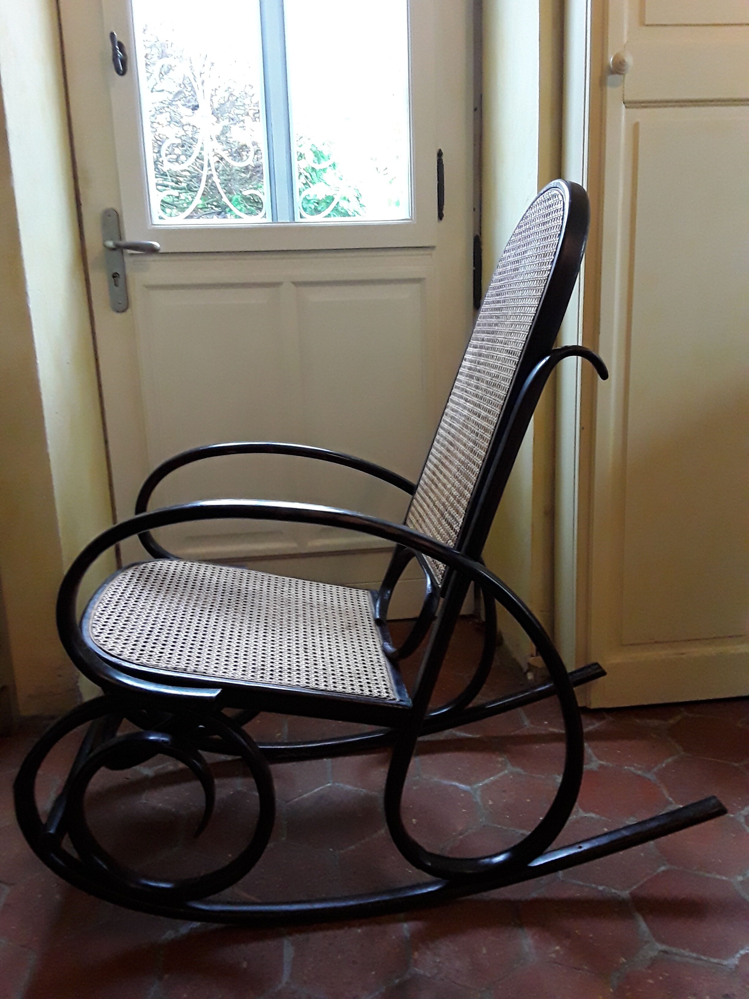 Vintage canneal rocking-chair