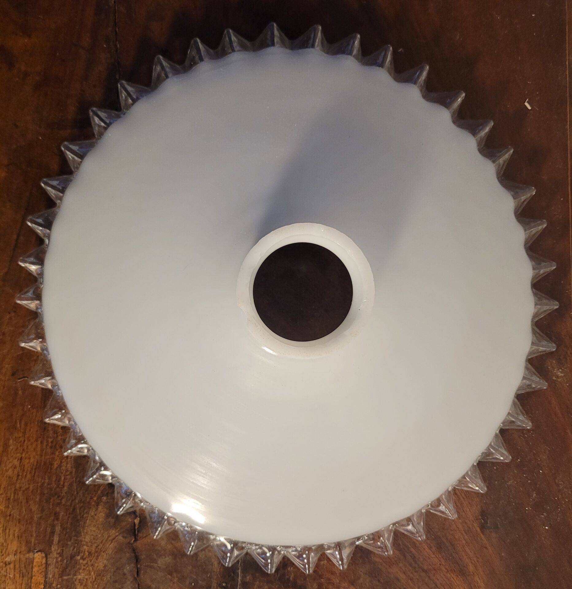 White opaline lampshade with a scalloped edge Ø 25.5 cm, first half of the 20th century.