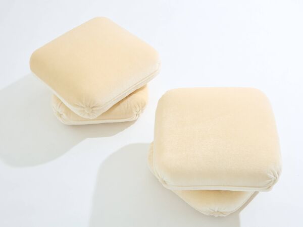 Jacques Charpentier paire de poufs velours mohair 1970