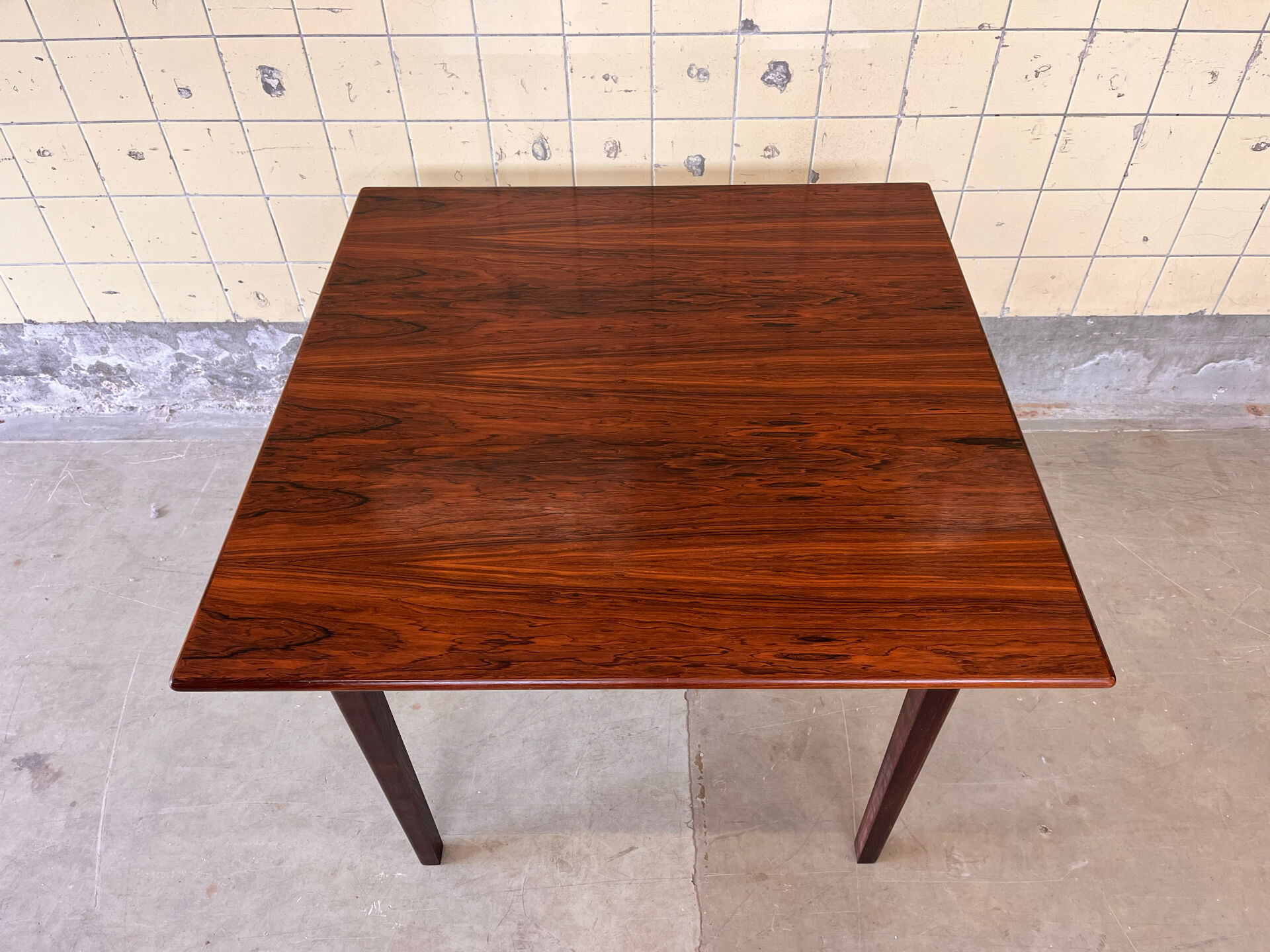 Table à manger en palissandre compacte