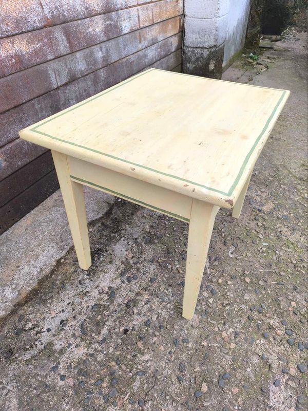 Table basse rectangulaire patinée jaune et vert