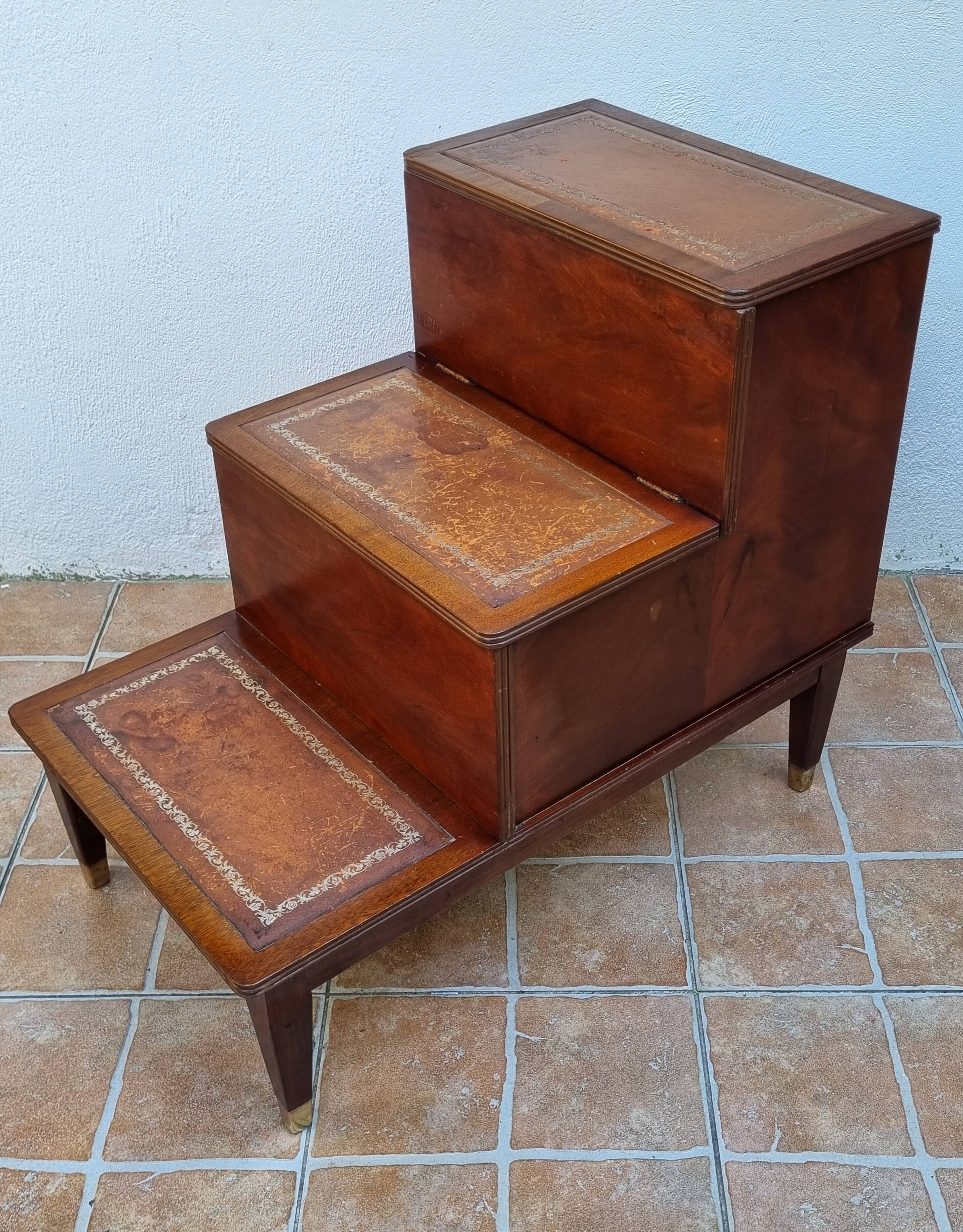 Escalier bibliothèque vintage style anglais, coffre, bois et cuir, 67 cm