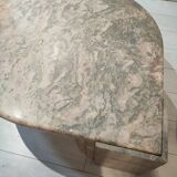 Table basse en marbre, forme goutte d'eau vieux rose