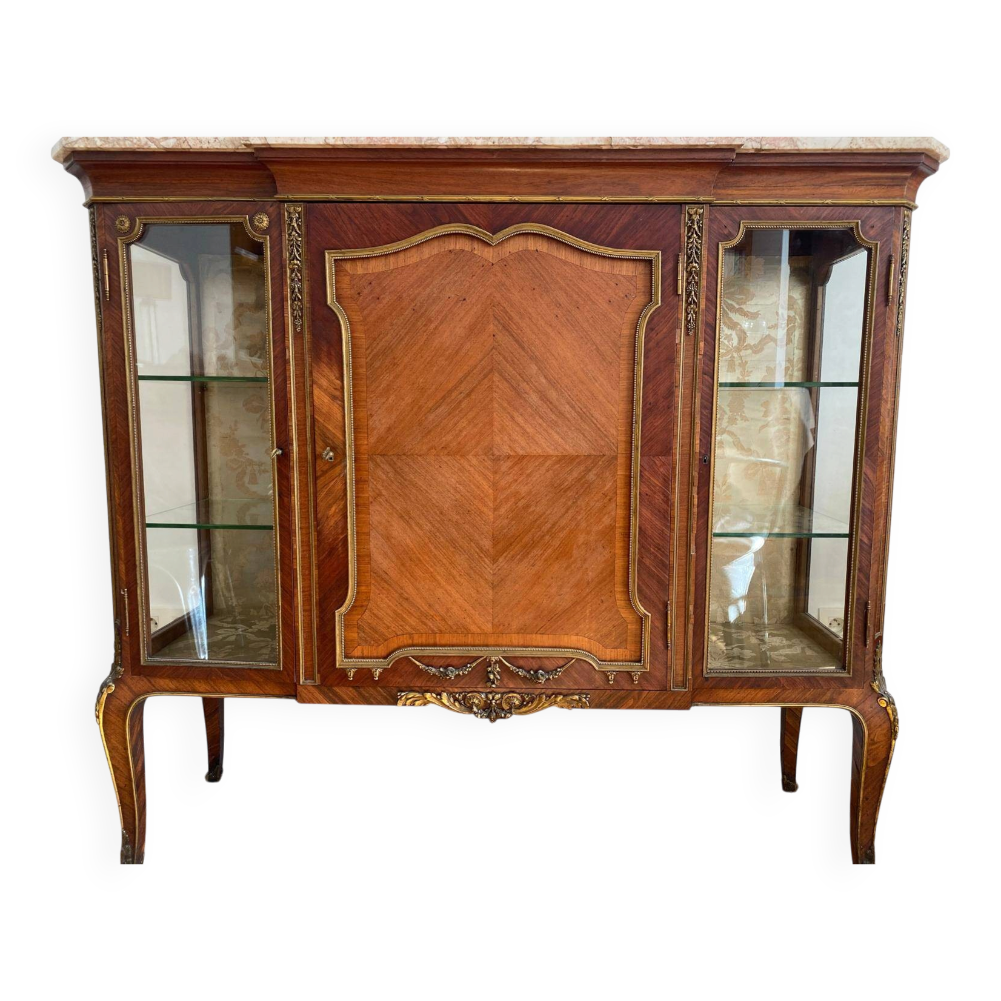 Vitrine Napoléon III marquetée, marbre et bronzes – XIXᵉ siècle