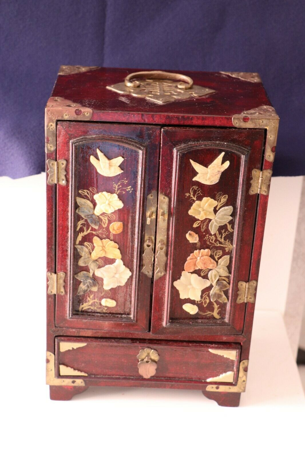 Chinese jewelry box in carved wood and inlaid stones 19th