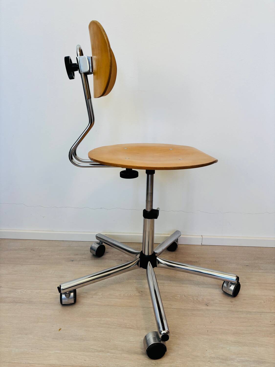 Chaise de bureau industrielle vintage en bois Kovona, Tchécoslovaquie, années 1970