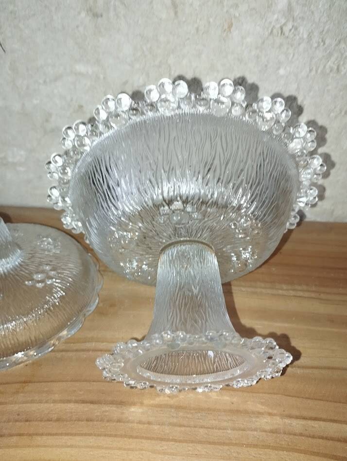 Bonbonnière sur pied en verre moulé – Décor texturé vintage