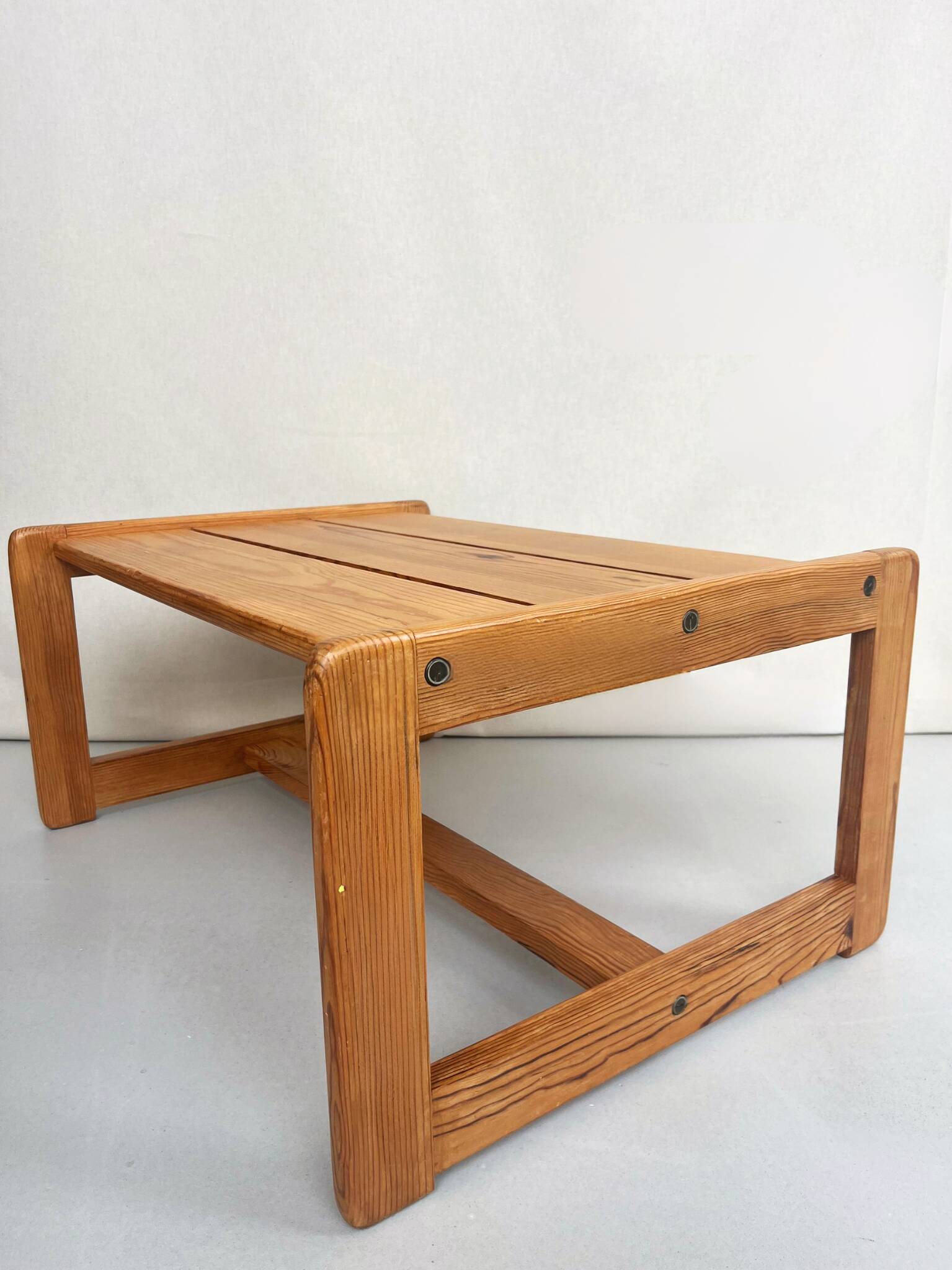 table basse en pin brutaliste