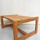 table basse en pin brutaliste