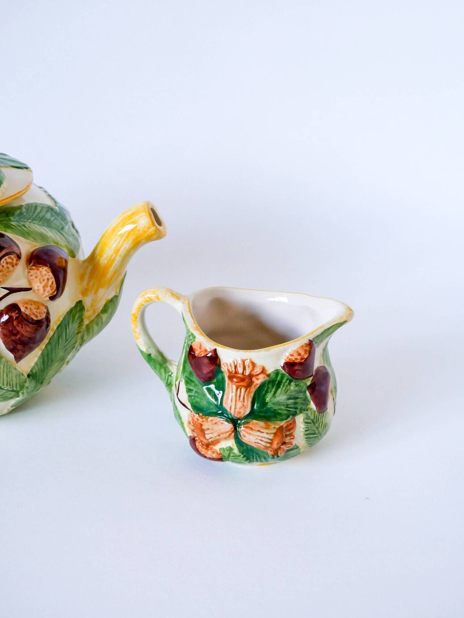 Tea service consisting of a teapot, a milk jug and a numbered hazelnut slip sugar bowl